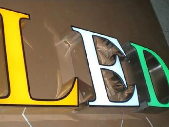 雷山介绍LED招牌的基础知识。